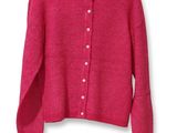 un cardigan rose sur un cintre, sur fond blanc