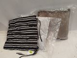 un sac rayé noir et blanc et un sac rayé noir et blanc