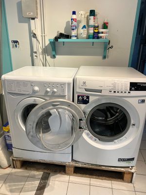 un lave-linge et un sèche-linge dans une petite pièce