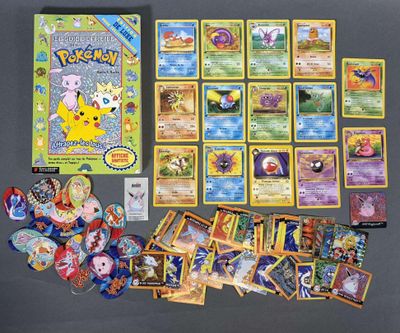 de nombreuses cartes Pokémon posées les unes à côté des autres sur la table