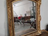 un miroir posé sur une table dans une pièce