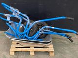 une brouette avec des poignées bleues posée sur une palette