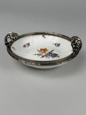 SAXE. Petite coupelle en porcelaine blanche à côtes torsadée…