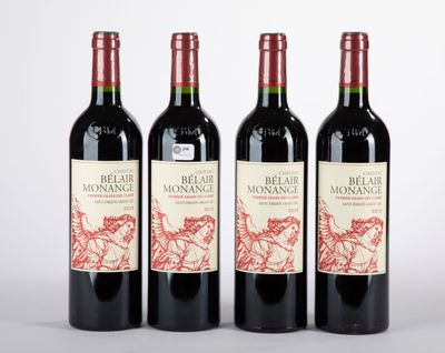 trois bouteilles de vin rouge posées côte à côte sur une table
