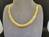 un collier à chaîne en or dans la vitrine d'un mannequin