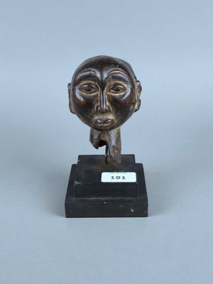 une image représentant une sculpture en bois représentant le visage d'un homme