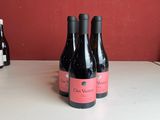 plusieurs bouteilles de vin sont alignées sur un comptoir