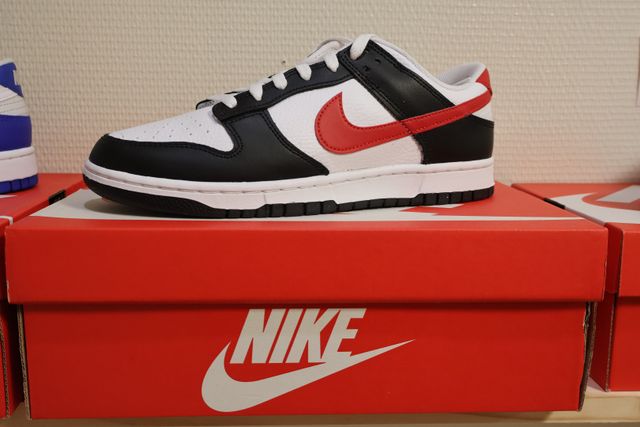NIKE – Paire de basquets DUNK LOW RETRO. Taille : 44.5. Neuf. Pos...