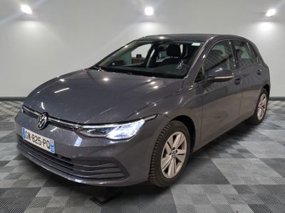 La Volkswagen Golf grise est garée sur un sol en carrelage à damier.