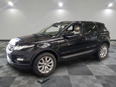 une photo d'une Land Rover noire garée dans un garage