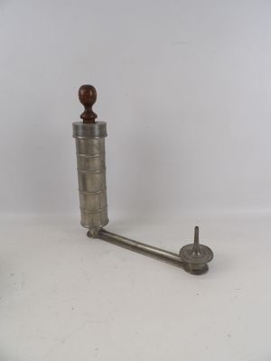 un moulin à café à l'ancienne posé sur une table blanche