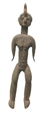 une image représentant la statue d'un homme avec un oiseau sur la tête