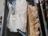 deux plateaux de nourriture posés sur une table