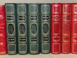 plusieurs livres sont alignés sur une table