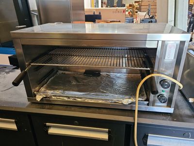 un four grille-pain posé sur un plan de travail
