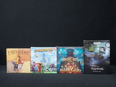 Plusieurs livres pour enfants sont alignés sur un fond noir