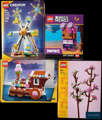 Quatre Lego de tailles et de motifs différents sont présentés sur un fond noir.
