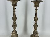 une paire de bougeoirs anciens en laiton
