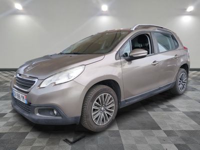 la voiture argentée est garée sur un sol en damier dans le garage