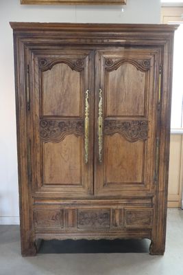 Armoire bretonne en bois naturel mouluré et sculpté. XIXe si…