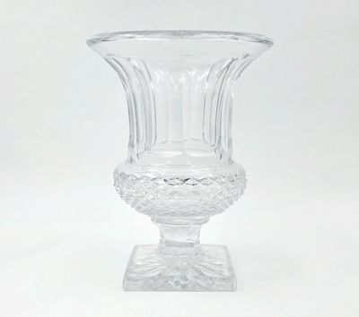 un vase en verre transparent posé sur une table
