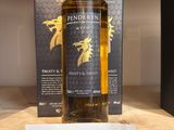 La bouteille de Penderyn est exposée dans le magasin.