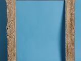 un vieux cadre photo sur fond bleu, avec une ombre