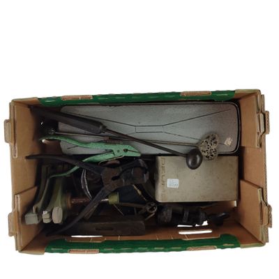 une boîte avec un tas d'outils à l'intérieur