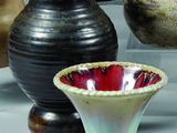de nombreux vases posés sur une table