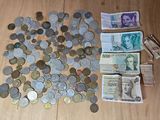 une liasse de billets posée par terre à côté d'un tas de pièces