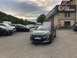 La voiture est garée devant l'immeuble, où de nombreuses voitures sont garées à l'extérieur.