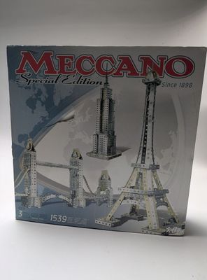 la boîte est ouverte pour montrer la maquette de la tour eiffel