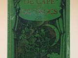 un vieux livre à la couverture verte posé sur une table