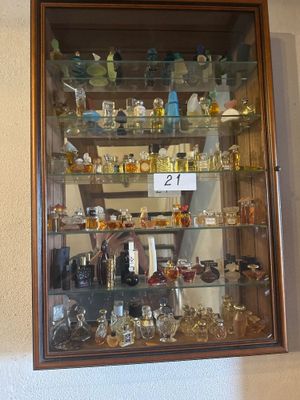 une vitrine contenant de nombreux types de verres différents
