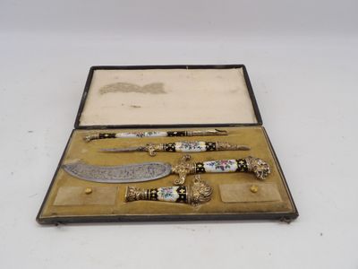 une boîte contenant un couteau, un couteau et d'autres objets