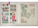 la photo d'un livre portant de nombreux timbres