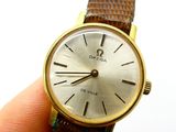une image représentant une personne tenant une montre dans la main