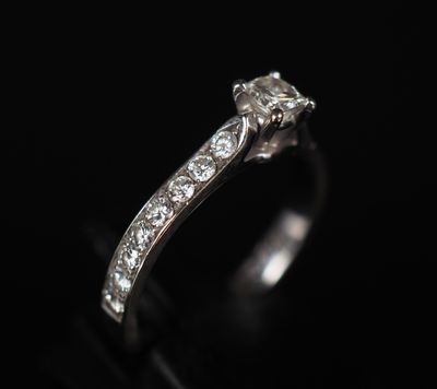 Bague en or blanc 750, sertie en son centre d'un diamant de …