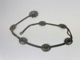 gros plan d'un collier sur une surface blanche