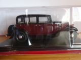 une maquette de voiture ancienne dans une vitrine