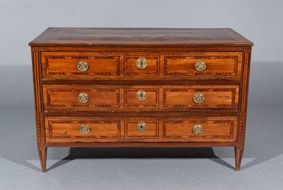 Commode marquetée en bois de placage le plateau à réserve d'…