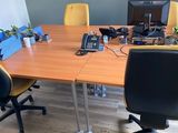 un bureau sur lequel se trouvent un ordinateur portable et un téléphone
