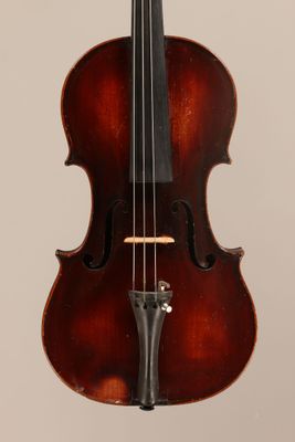 un vieux violon dont l'archet pend au niveau du manche