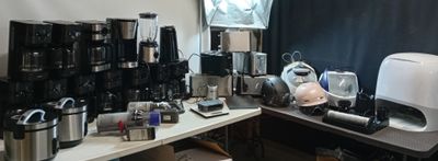 de nombreux modèles différents de machines à café sur la table