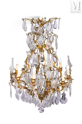 une image représentant un lustre en or orné de pendants en cristal suspendu au plafond