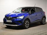 une voiture bleue garée dans un garage au sol en damier
