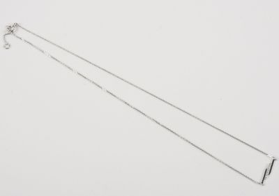 Fin collier en or jaune (750 millièmes) centré d’un motif à …