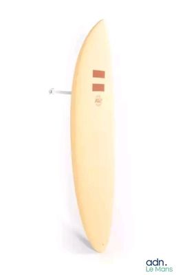 une planche de surf appuyée contre un mur