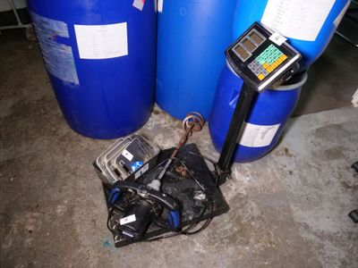 deux fûts bleus et un téléphone portable par terre