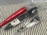 un stylo rouge et un stylo noir posés l'un à côté de l'autre sur une table
